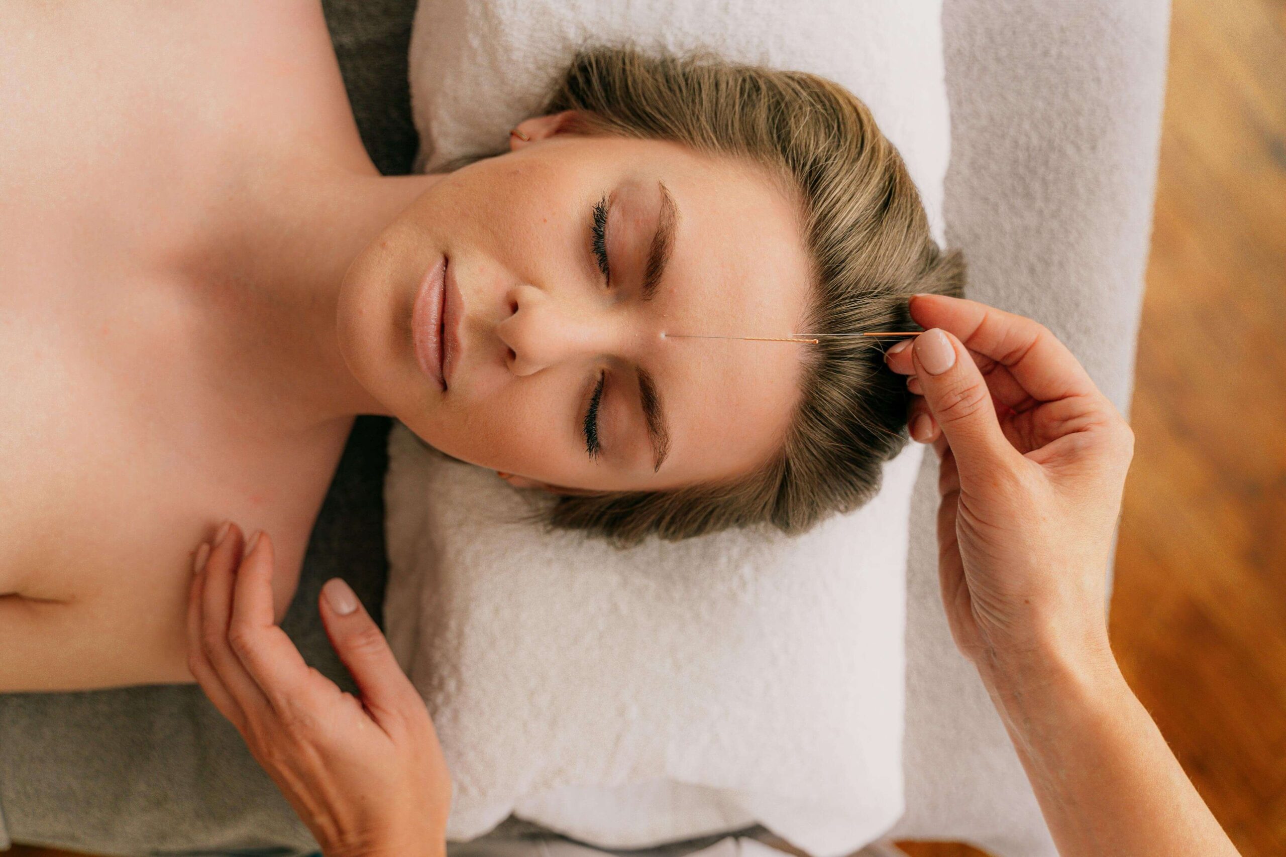 Une femme en train d'essayer l'aculifting sur son visage