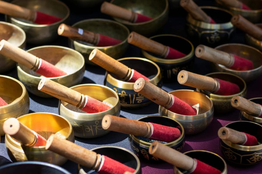 Une sélection de bols tibétains pour la solothérapie
